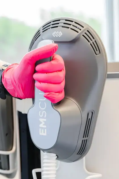 Aplicador do Emsculpt Neo sendo preparado